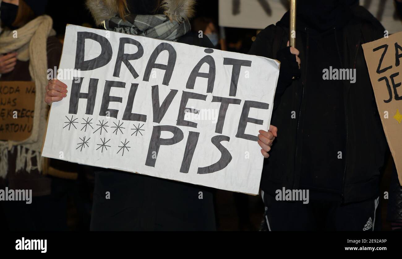 I manifestanti con banner VANNO ALL'INFERNO PIS in norvegese, e 8 stelle simboleggiano l'opinione critica circa il partito di giustizia e di legge in Polonia Foto Stock