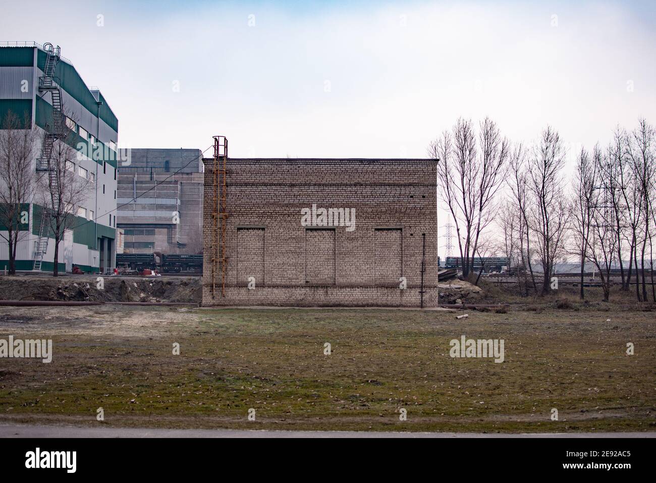 edificio in mattoni in un'area industriale. concetto, nessuna via d'uscita. Un bloccato da finestre in pietra nel muro. Foto Stock