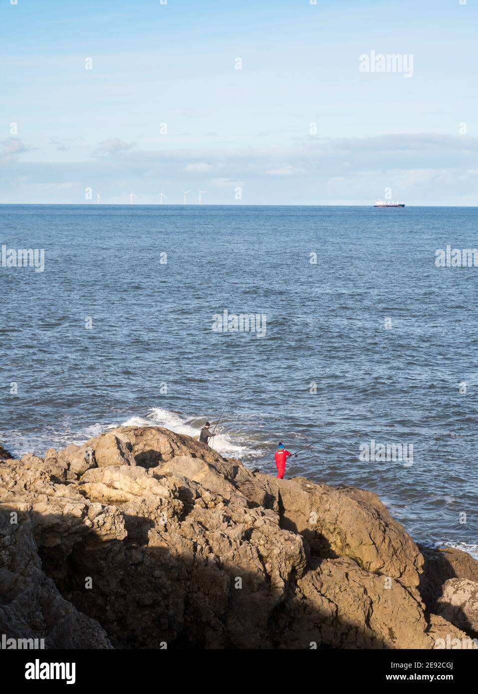 Pescatori che pescano da rocce tra South Shields e Marsden nel nord-est dell'Inghilterra, Regno Unito Foto Stock