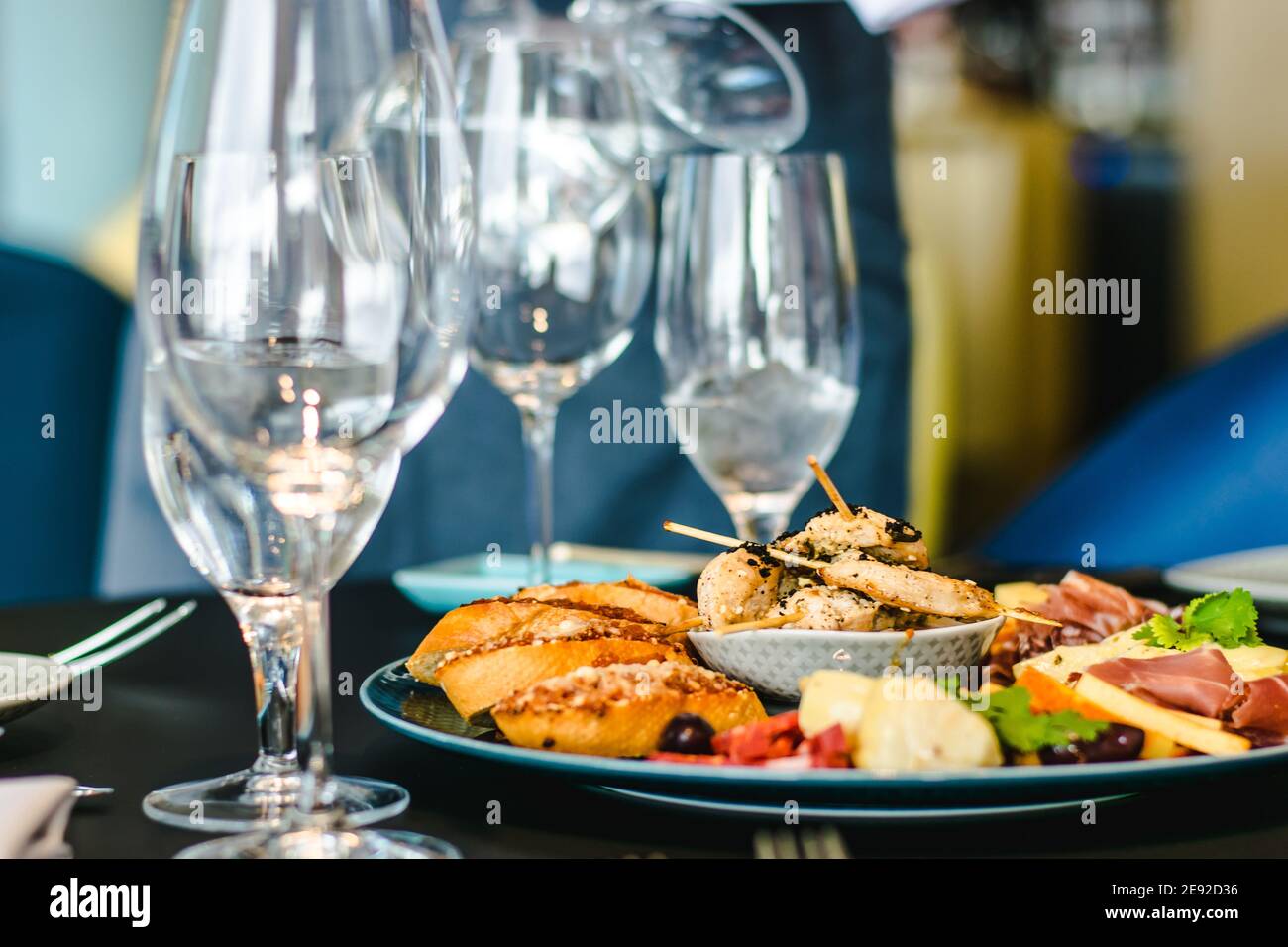 Piatto di antipasti in un ristorante su un tavolo Foto Stock