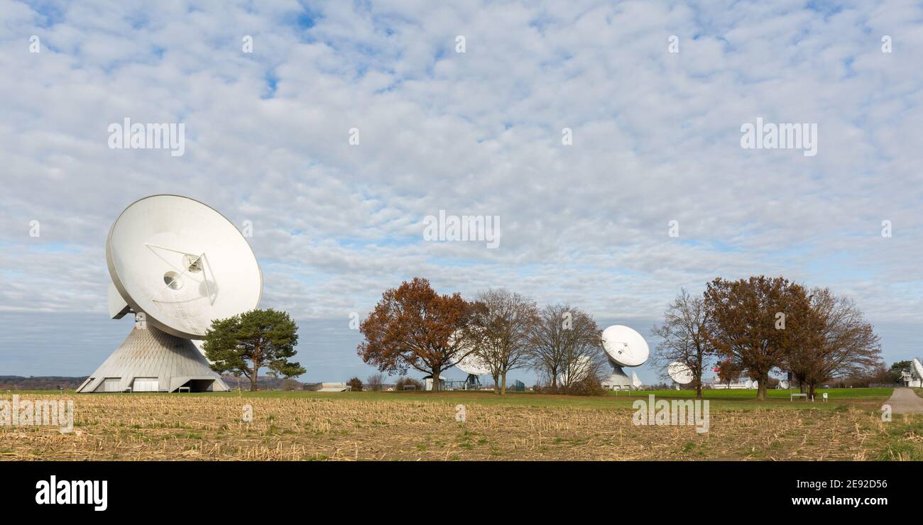 Raiding, Germania - 13 novembre 2020: Panorama con un satellite piatto e alberi. Parte della Raiding Radome. Foto Stock