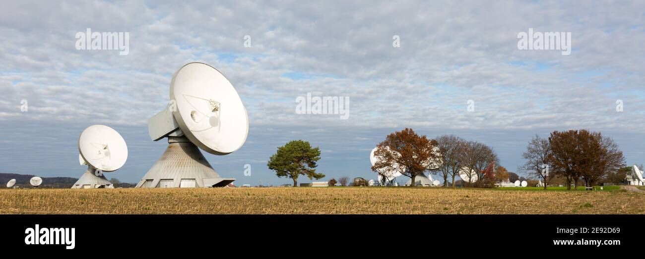 Raiding, Germania - 13 novembre 2020: Panorama con diversi piatti satellitari e alberi. Paesaggio bavarese alla Raiding Radome. Foto Stock