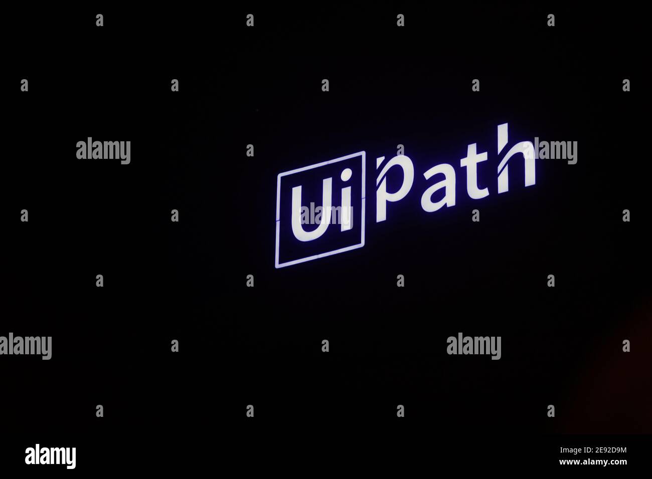 Bucarest, Romania - 29 gennaio 2021: Il logo del neon di UiPath sul loro quartier generale a Bucarest, ar notte. Foto Stock