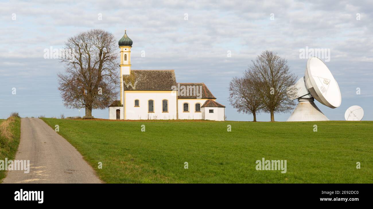 Raiding, Germania - 13 novembre 2020: Panorama del paesaggio bavarese: Con un sentiero, una chiesa, alberi e piatti satellitari. Foto Stock