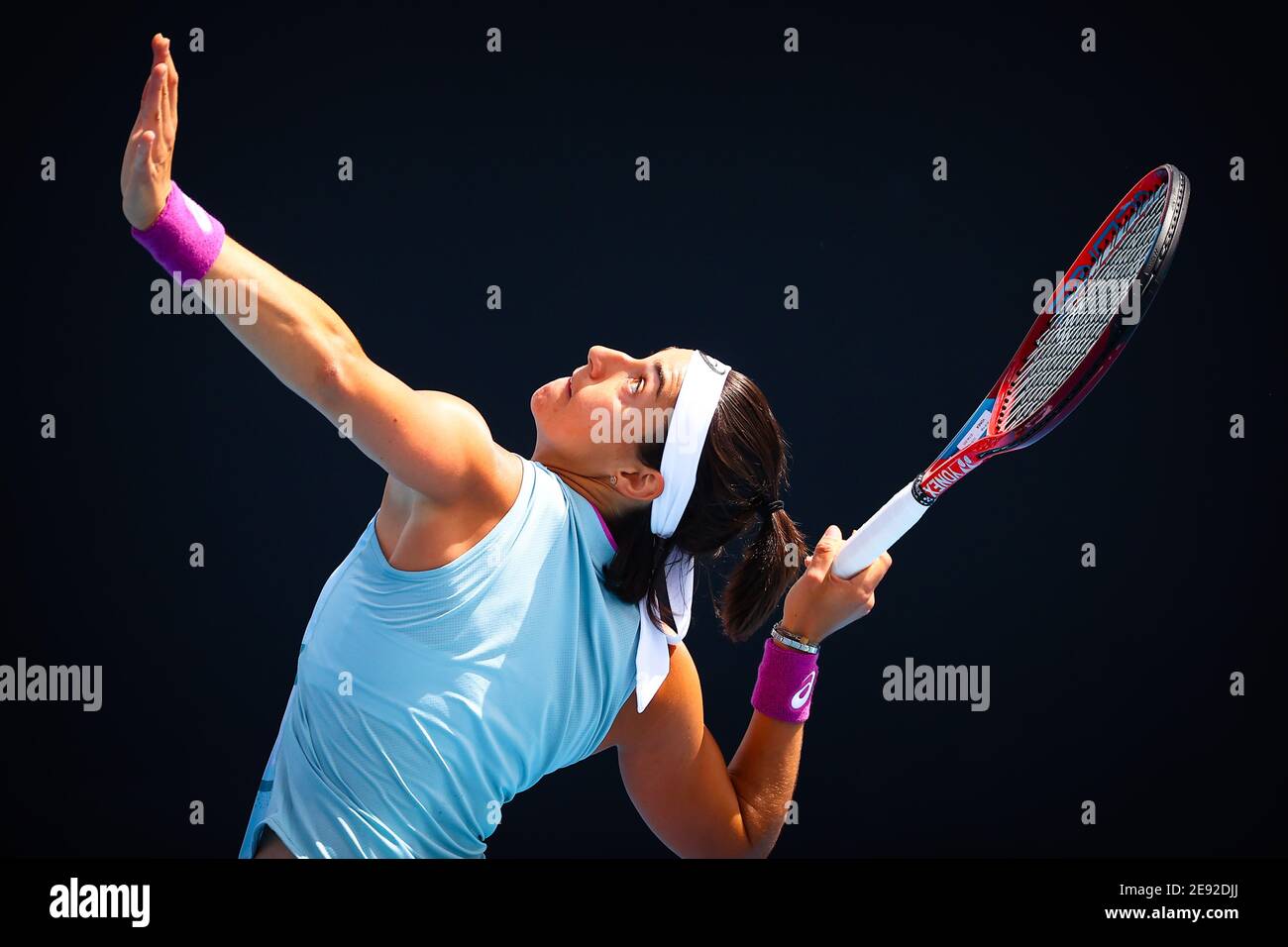 La francese Caroline Garcia serve a una partita di tennis tra la francese Garcia (WTA44) e l'ungherese Babos (WTA4), nel secondo turno dei singoli a femminili Foto Stock