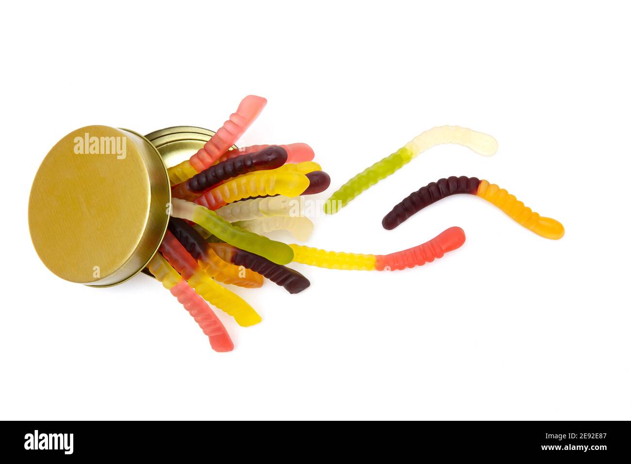 Vermi gommoso multicolore che strisciano da una scatola di stagno rotonda isolato su bianco Foto Stock