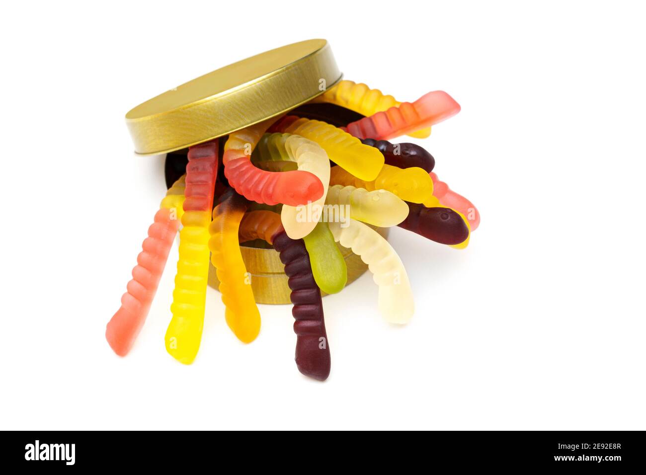 Mucchio di vermi gummy vividi in una scatola di stagno rotonda isolato su bianco Foto Stock