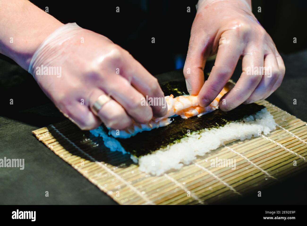 Chef sushi che prepara il maki e il sashimi sushi ad un sushi ristorante Foto Stock