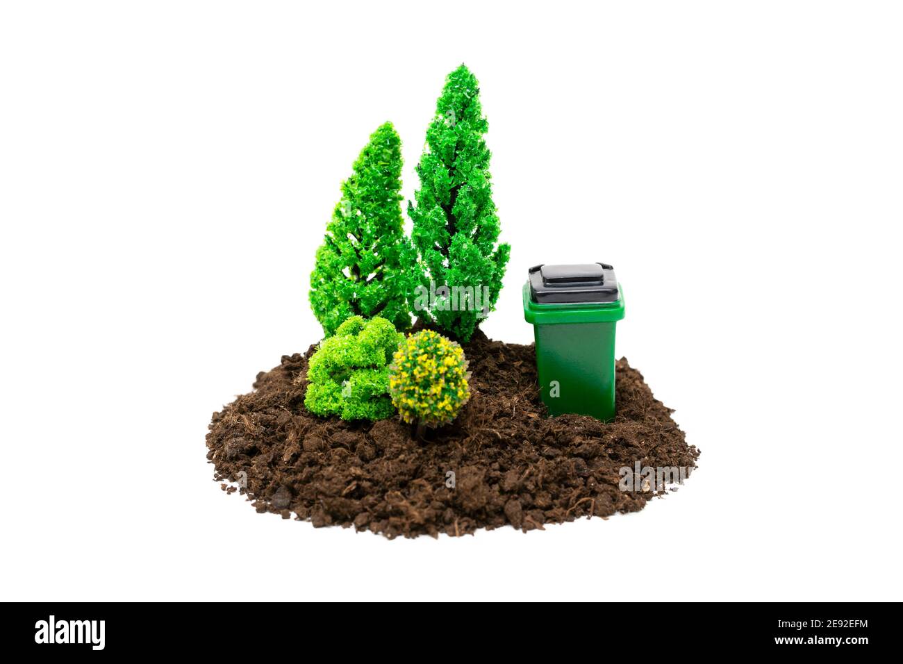 Foresta pulita in miniatura, con un contenitore per rifiuti isolato su sfondo bianco. Il concetto di una gestione adeguata dei rifiuti per mantenere pulite le foreste. Foto Stock Foresta pulita in miniatura, con un contenitore per rifiuti isolato su sfondo bianco. Il concetto di una gestione adeguata dei rifiuti per mantenere pulite le foreste. Foto Stock