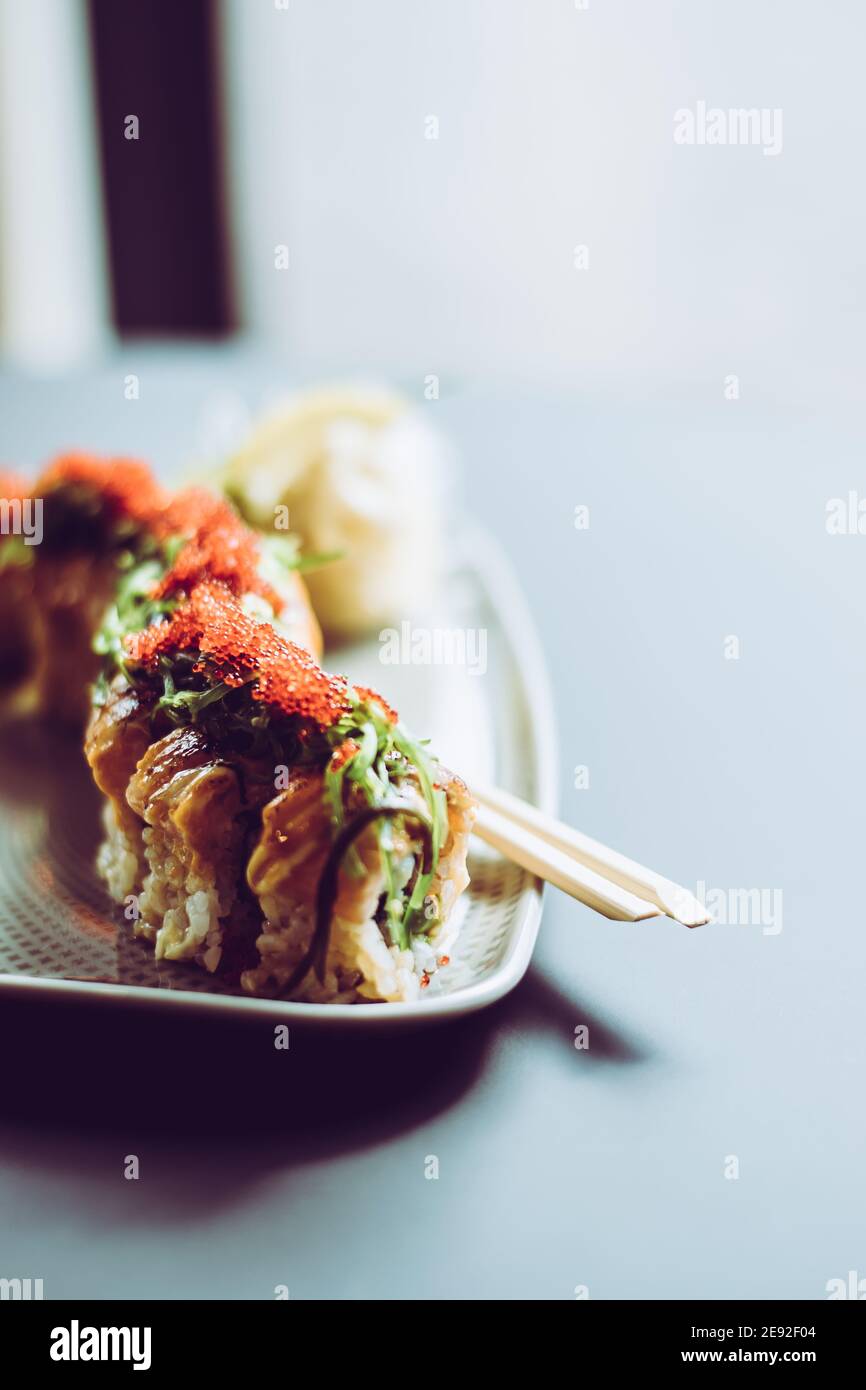 Varietà di sushi maki e nigiri con salmone, gamberi, avocado e tonno in un ristorante di sushi Foto Stock