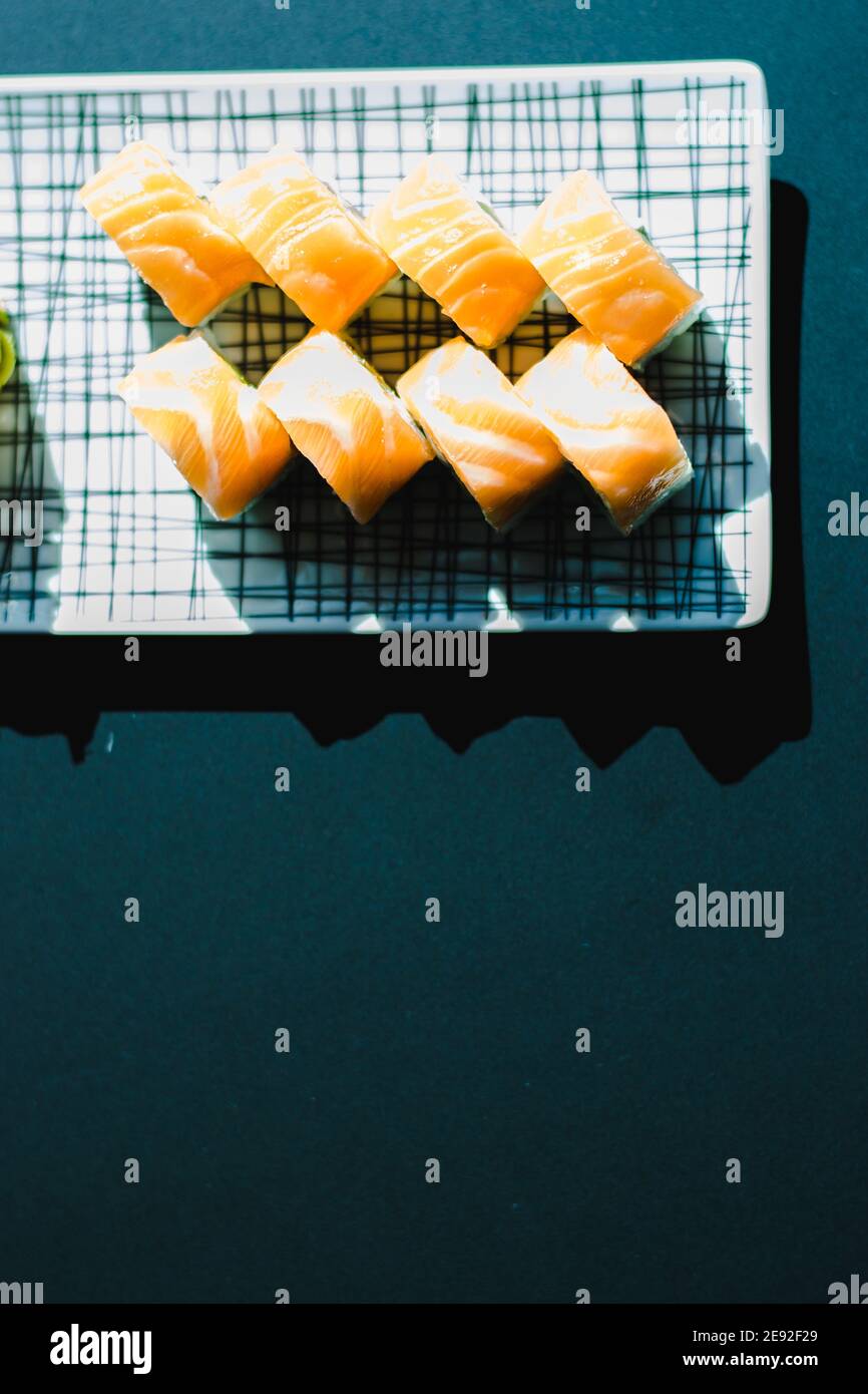 Varietà di sushi maki e nigiri con salmone, gamberi, avocado e tonno in un ristorante di sushi Foto Stock