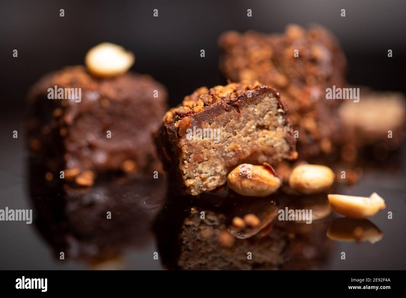 Dessert fatto in casa con torta al cioccolato con mandorle su sfondo scuro Foto Stock