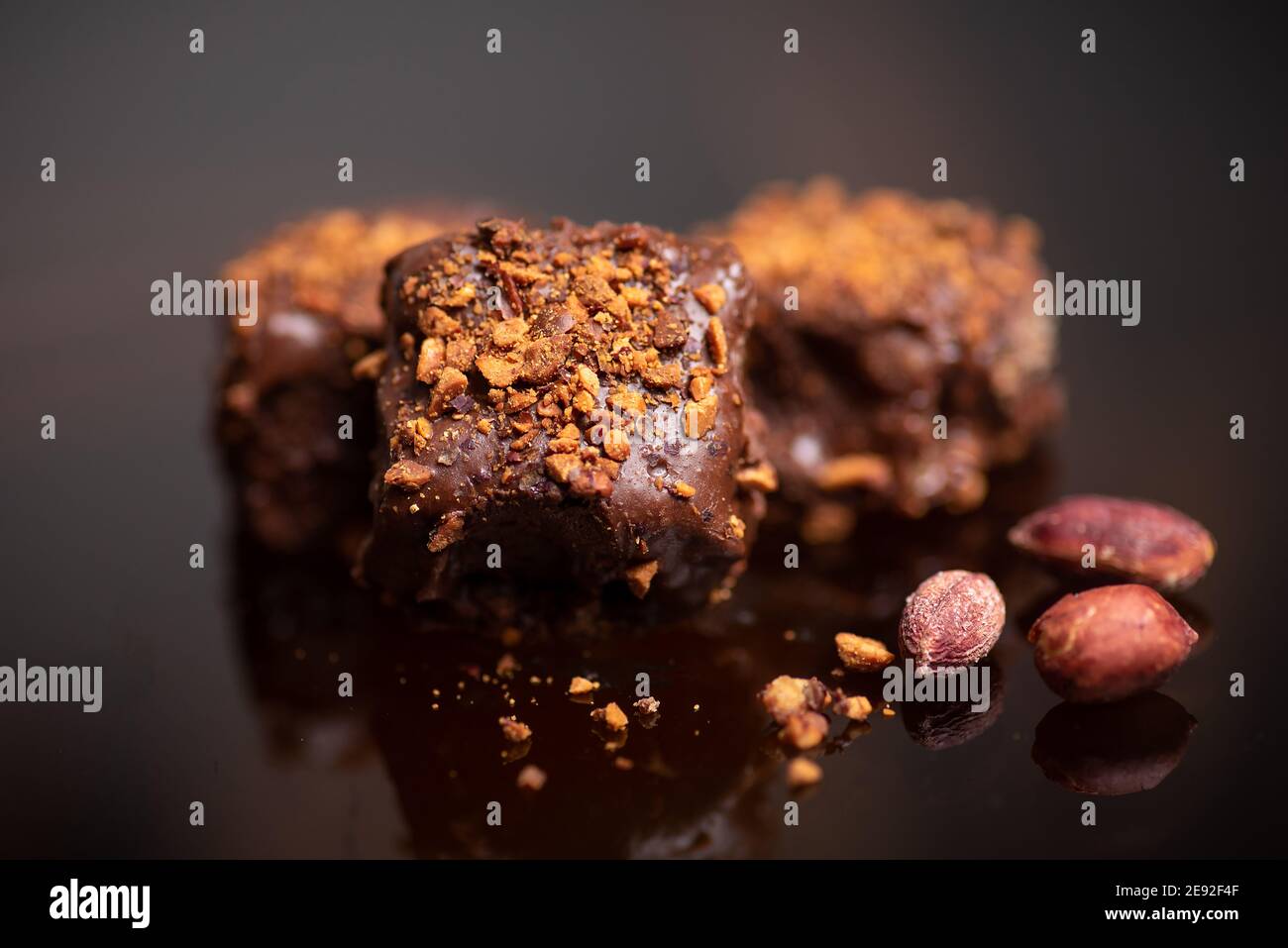 Dessert fatto in casa con torta al cioccolato con mandorle su sfondo scuro Foto Stock