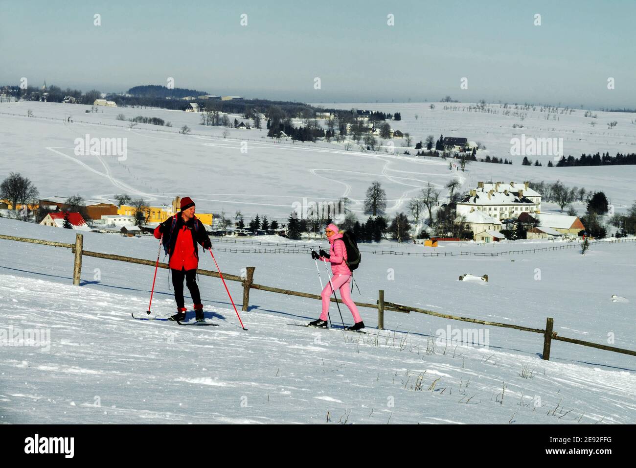 Senior coppia sci di fondo Fojtovice ore Montagne Repubblica Ceca Foto Stock