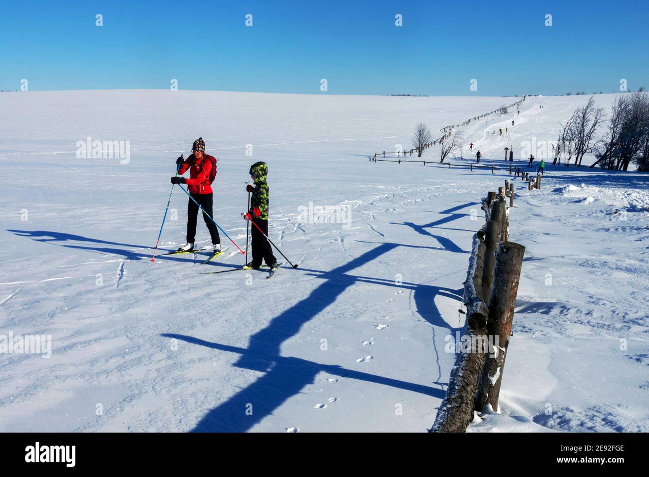 Donna bambino sci di fondo in un paesaggio invernale innevato Montagne della Repubblica Ceca Foto Stock