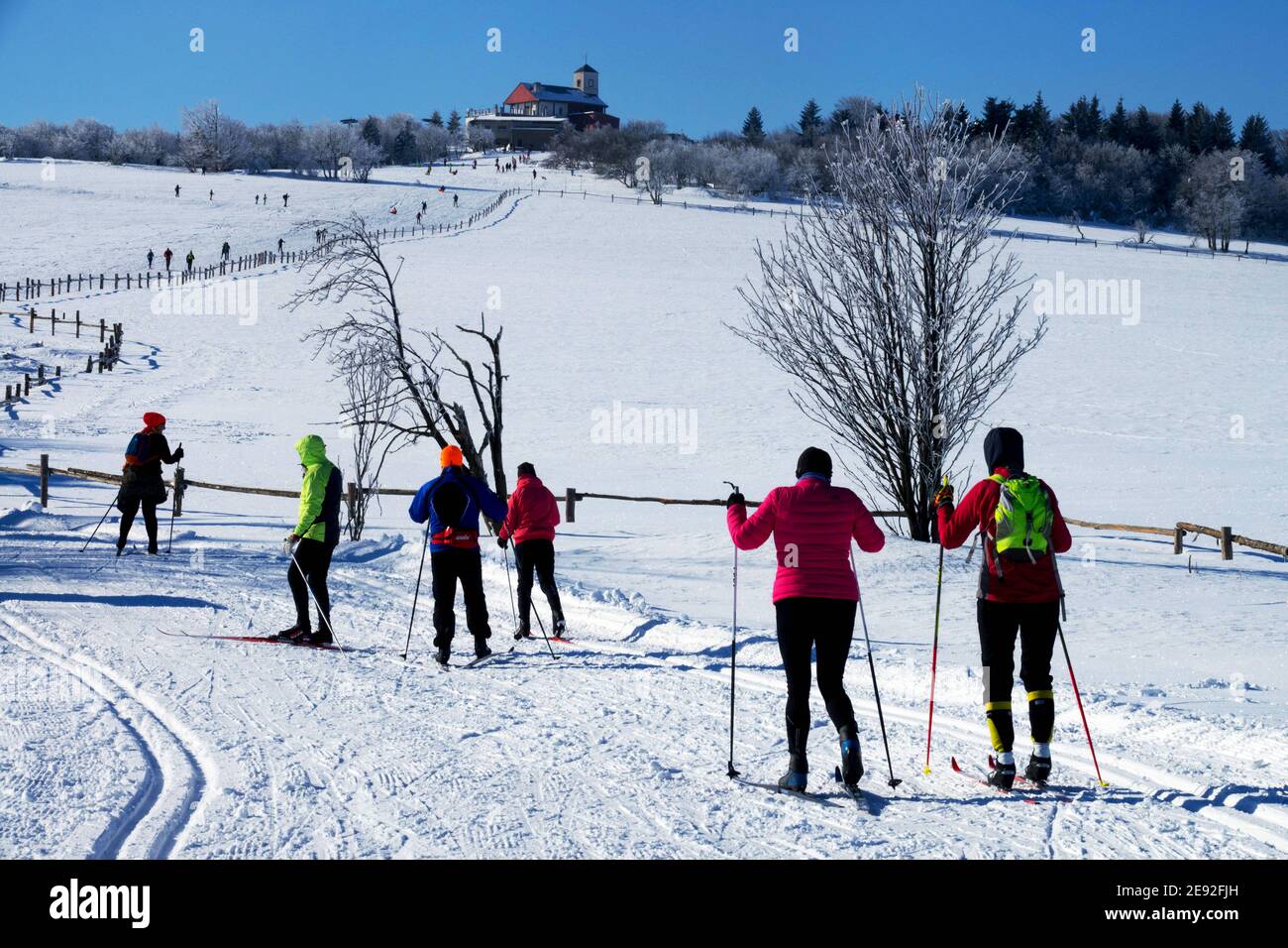 Sci di fondo nelle montagne invernali della Repubblica Ceca Krusne Hory Erzgebirge ore Foto Stock