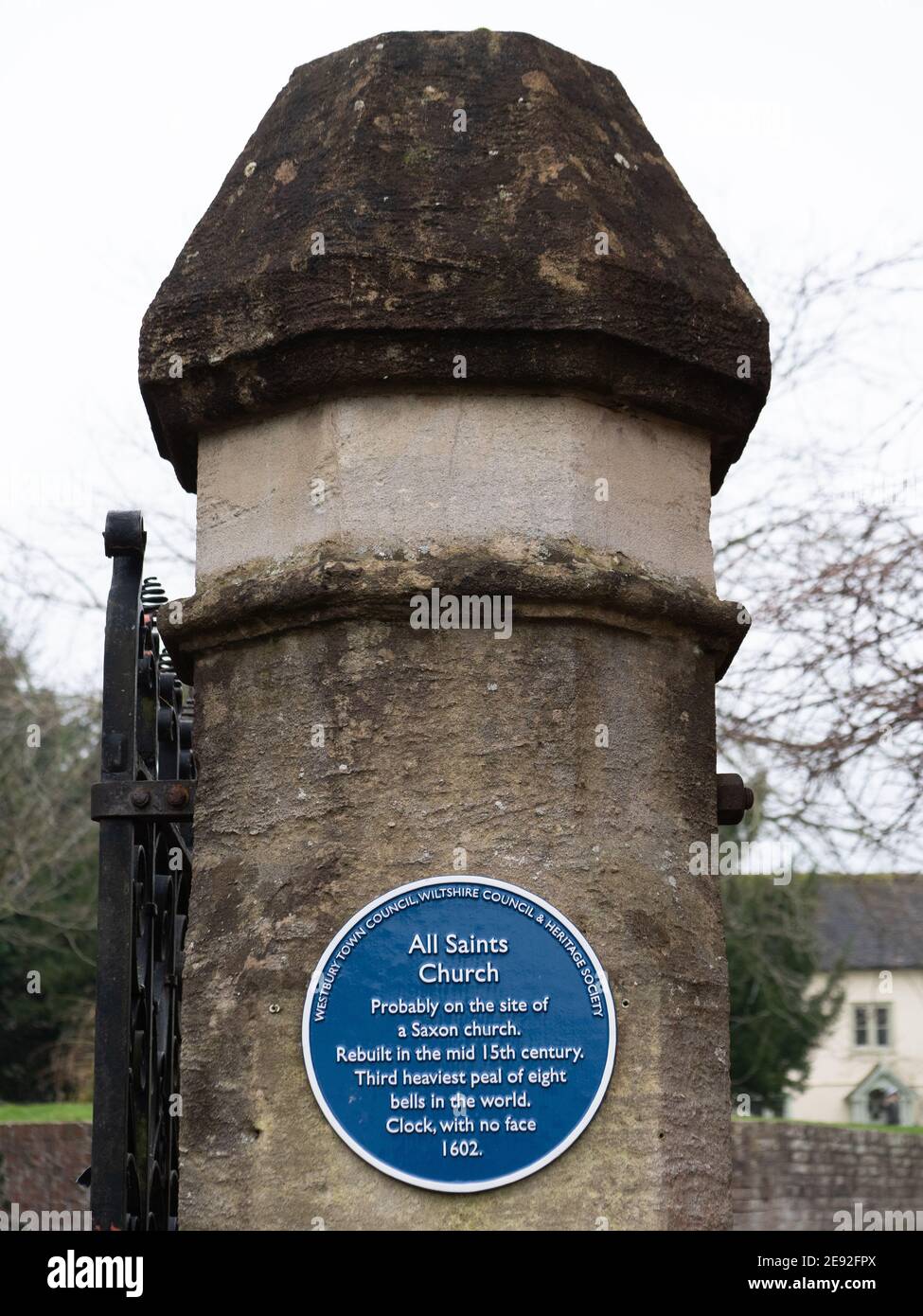 Locale (Westbury, Wiltshire) targa blu che segna tutti i Santi Chiesa, probabilmente sul sito di una chiesa sassone. Foto Stock