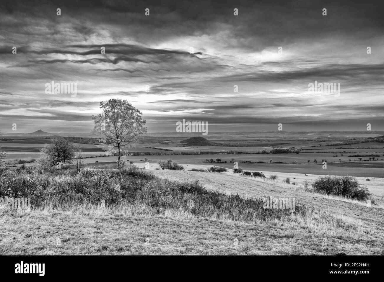 Mattina in Boemia centrale Uplands, Repubblica Ceca. La Boemia centrale Uplands è una catena montuosa situata nella Boemia settentrionale. L'intervallo è di circa 80 K. Foto Stock