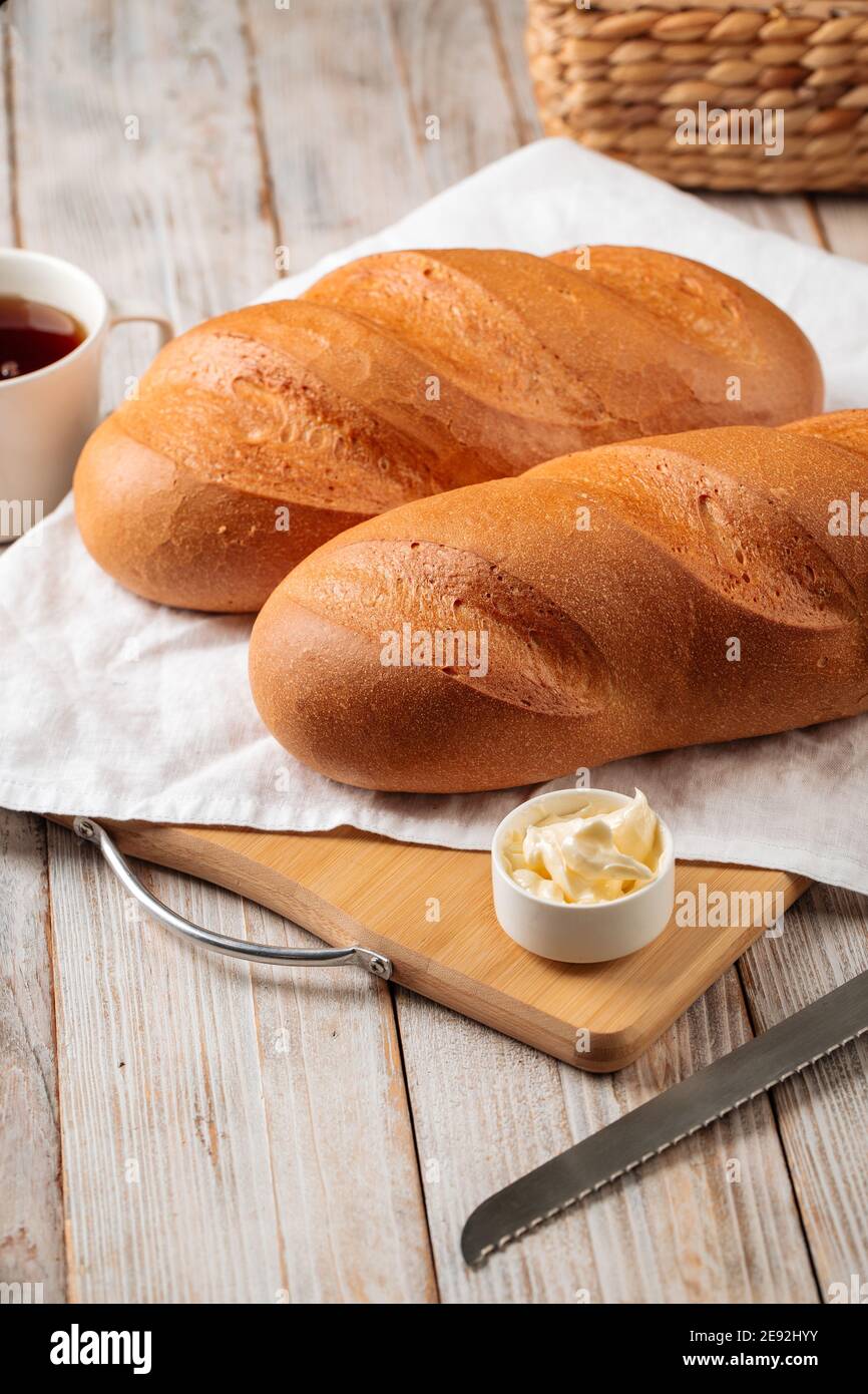 Pane bianco con burro e caffè Foto Stock