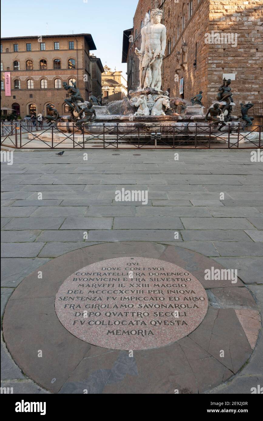 Firenze, Italia - 2020 gennaio 18: La lapide commemorativa in ricordo di Girolamo Savonarola. Si trova di fronte alla Fontana di Nettuno. Foto Stock