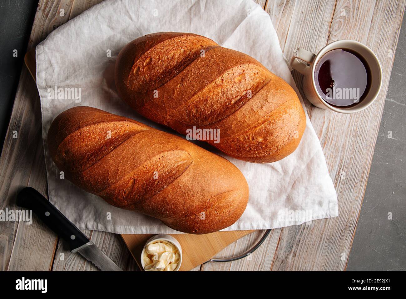 Pane bianco con burro e caffè Foto Stock