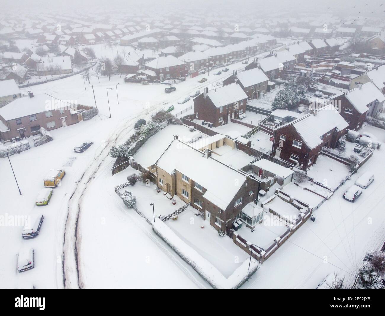 Vista aerea delle strade innevate di Bradford, West Yorkshire, Regno Unito. 2 Feb 2021 Foto Stock