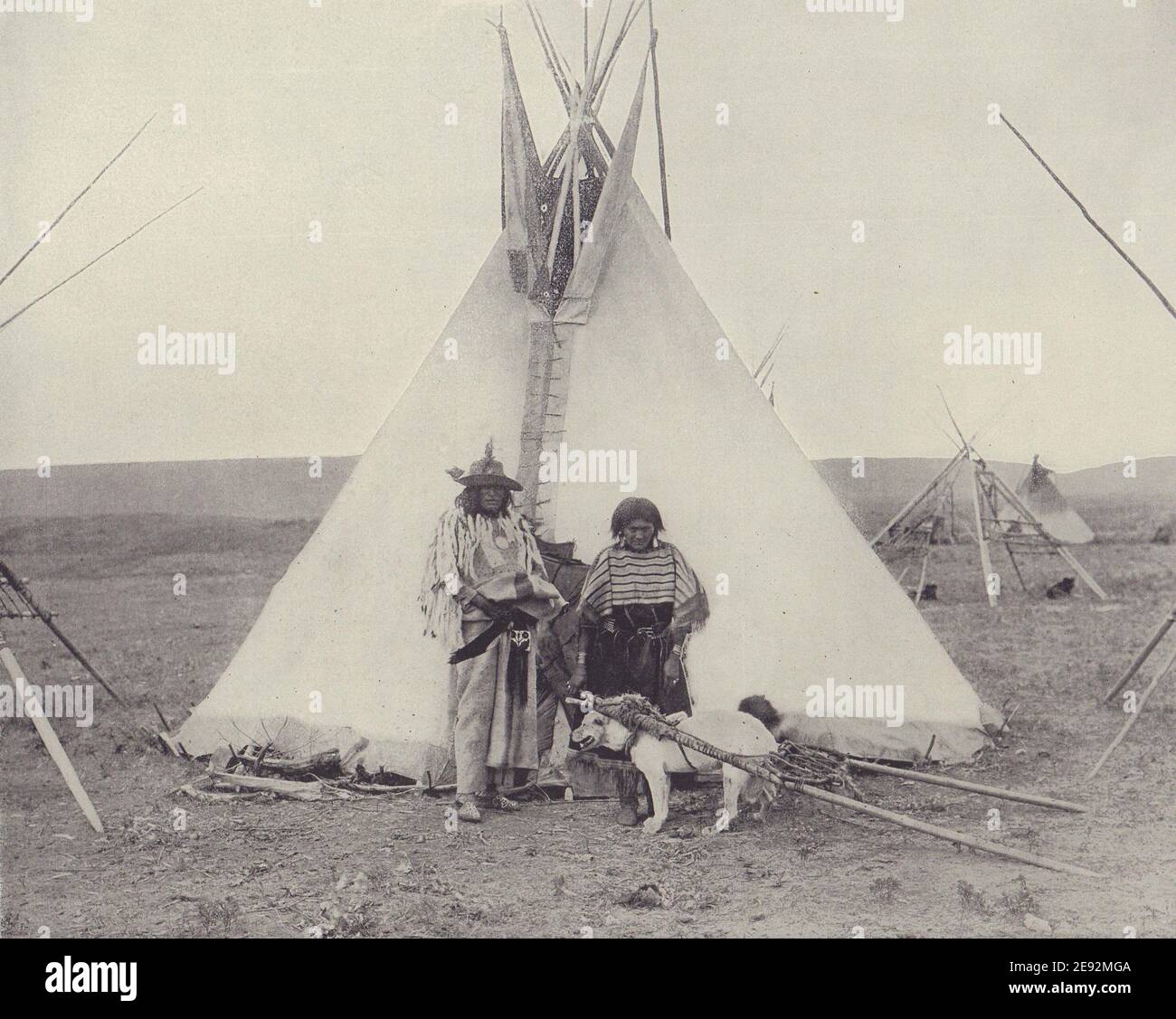 Nativo americano Blackfoot indiano, Squaw, teepee & cane, Canada. STODDARD 1895 Foto Stock