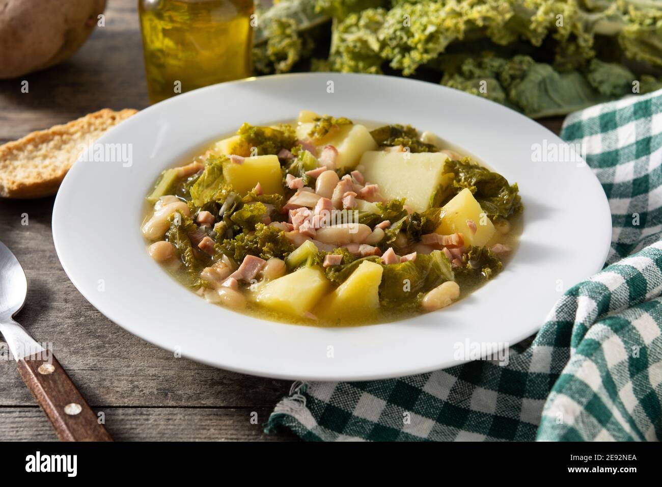 Zuppa toscana cremosa in ciotola su tavolo di legno Foto Stock