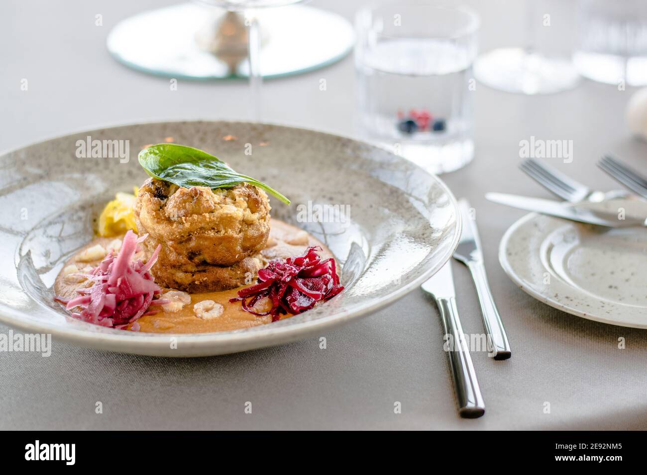 Cotoletta di Pike con salsa di zucca e cavolo fermentato in diversi colori in un ristorante Foto Stock