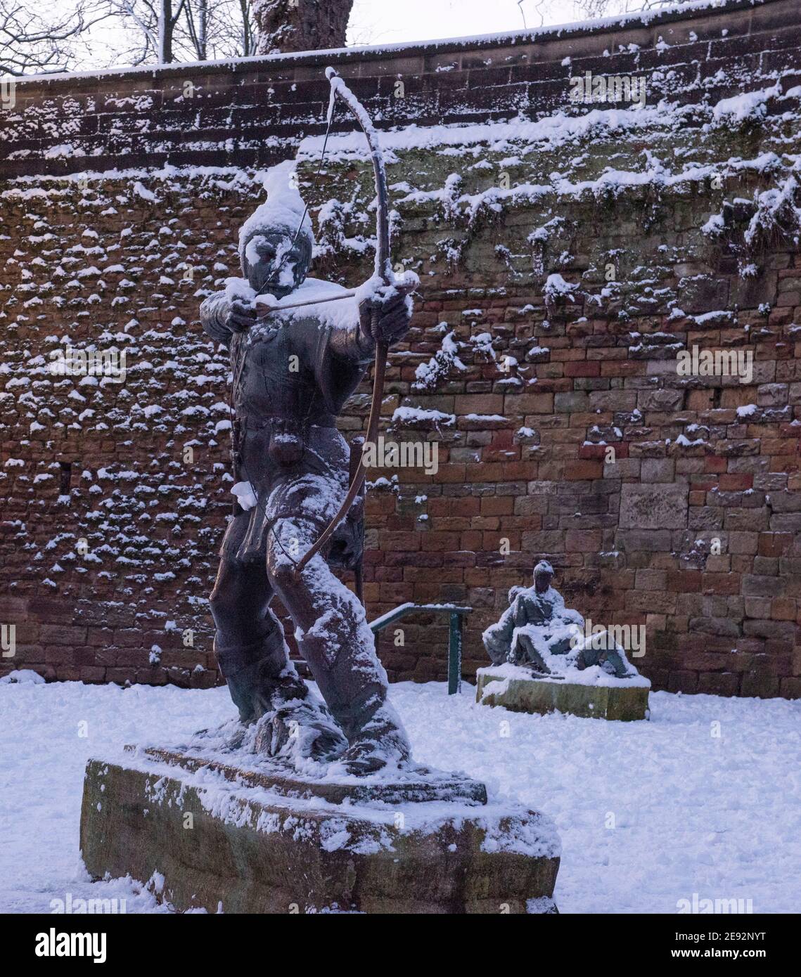 Robin Hood Statua coperta di neve, Nottingham City Nottinghamshire Inghilterra Regno Unito Foto Stock