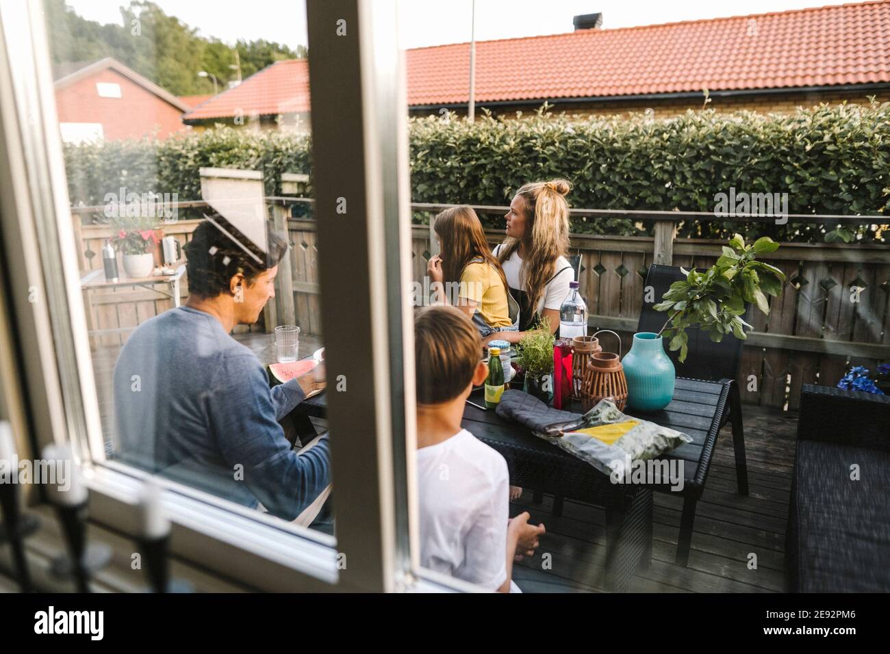 I genitori trascorrono il tempo libero con i bambini nel balcone Foto Stock