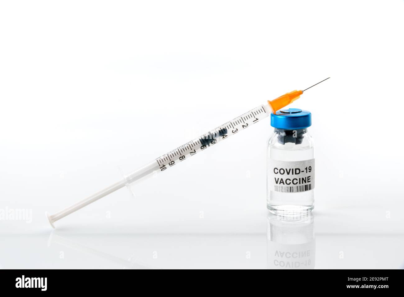 Vaccino COVID-19 del coronavirus. Flaconcino con siringa isolata su fondo bianco, composizione concettuale con spazio di copia Foto Stock