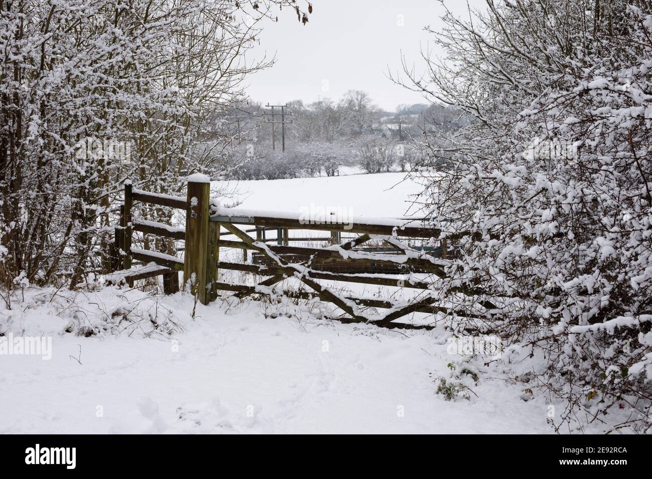 Cancello coperto di neve nella campagna del Northamptonshire. Foto Stock