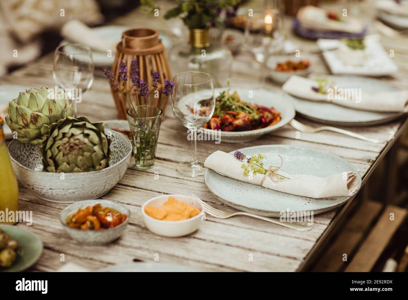 Cibo organizzato sul tavolo da pranzo per eventi sociali Foto Stock
