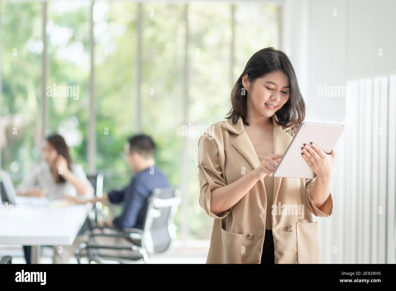 I dipendenti aziendali apprezzano e sono felici di lavorare negli uffici aziendali con atteggiamento positivo. Foto Stock
