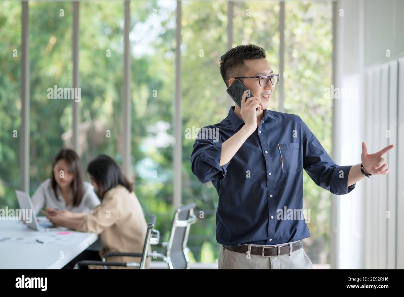 I dipendenti aziendali apprezzano e sono felici di lavorare negli uffici aziendali con atteggiamento positivo. Foto Stock