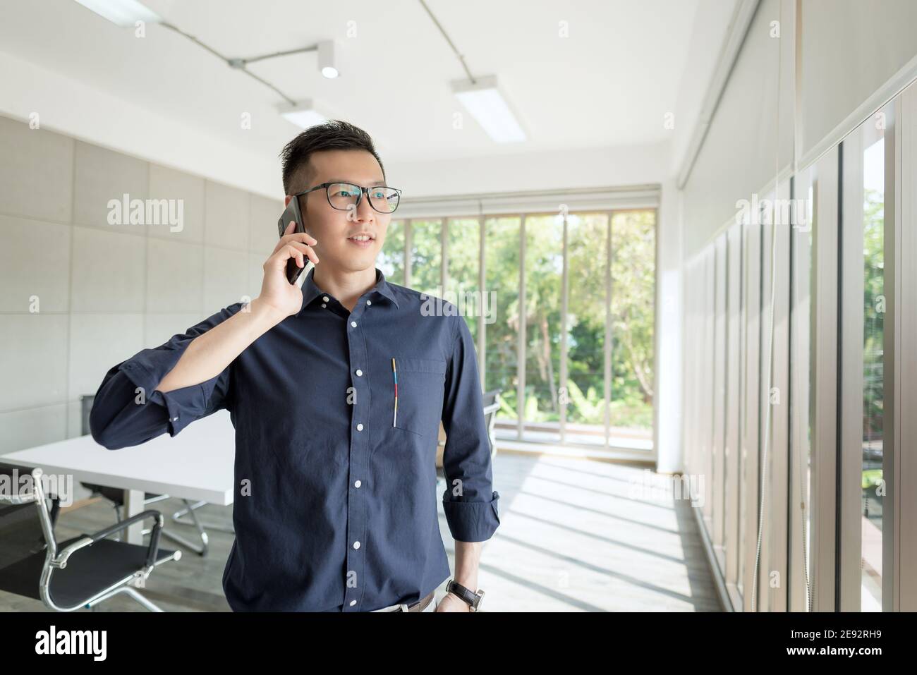 I dipendenti aziendali apprezzano e sono felici di lavorare negli uffici aziendali con atteggiamento positivo. Foto Stock