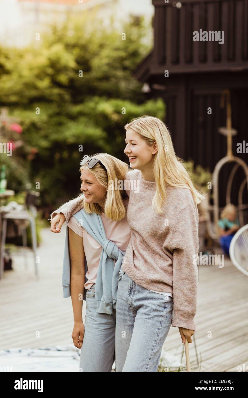 Felici le amiche che trascorrono il tempo libero di sera Foto Stock