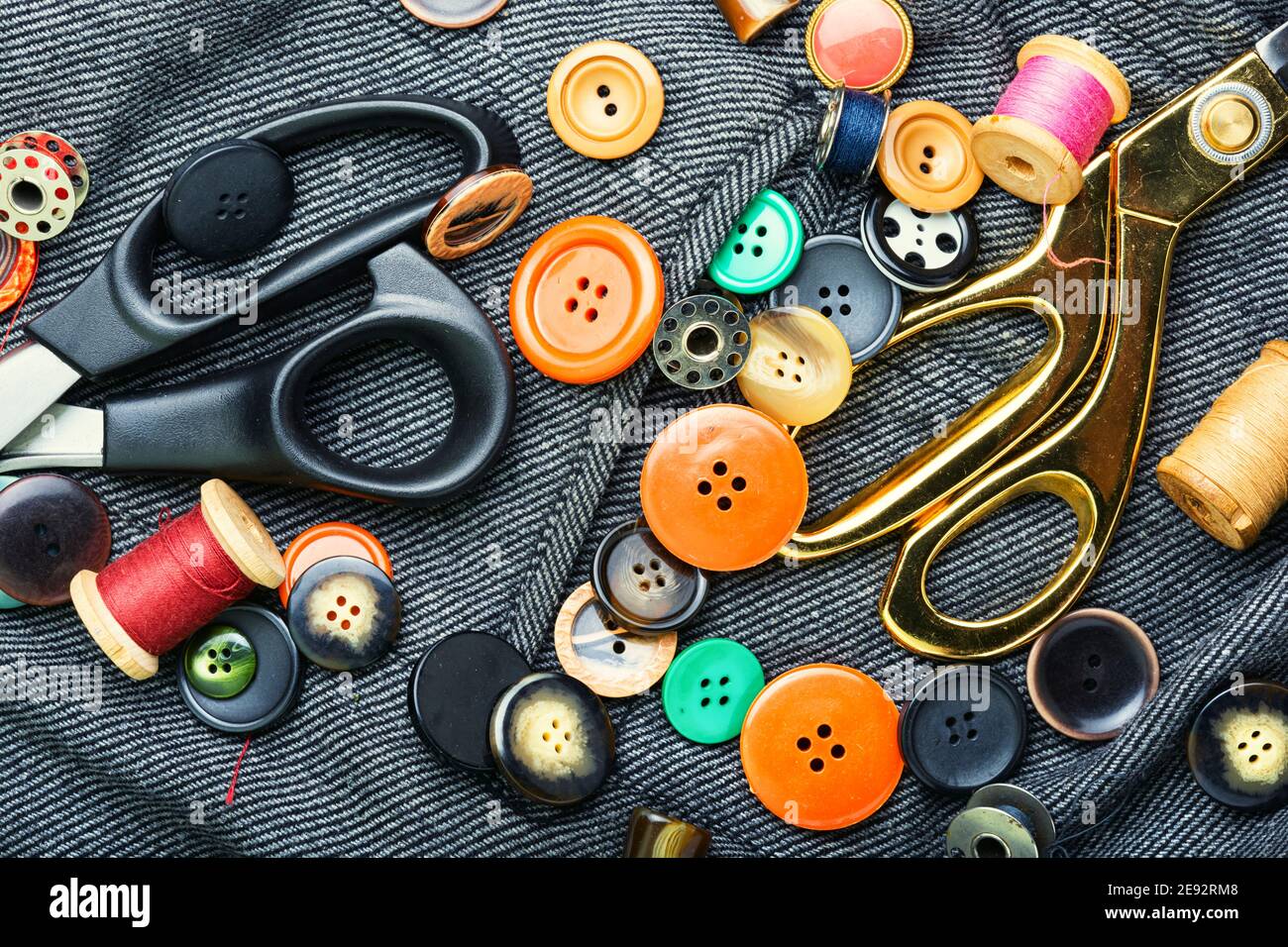 Kit per cucire fili, bottoni e tessuti. Accessori per cucire e per l'ago Foto Stock