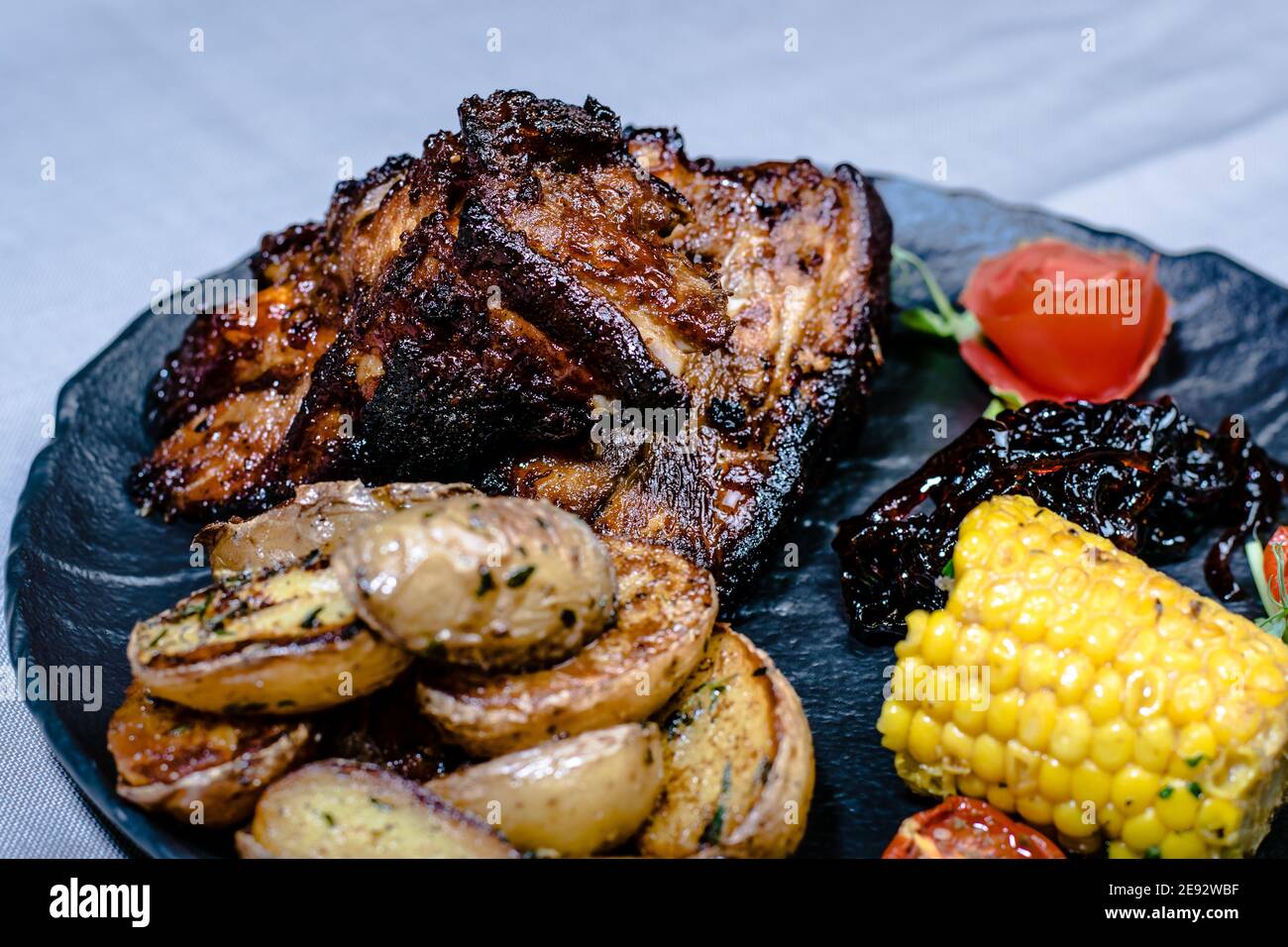 Costolette fritte con salsa di streghe e verdure preparate in un ristorante Foto Stock