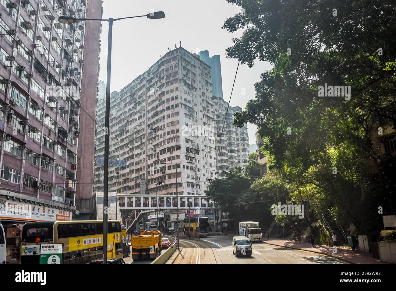 Hong Kong City Streets, tram e linee gialle Foto Stock