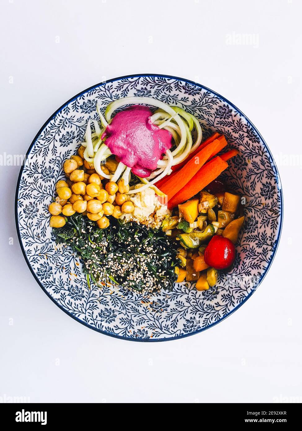 Una ciotola di poke con ceci, cucina Hawaiiana Foto Stock