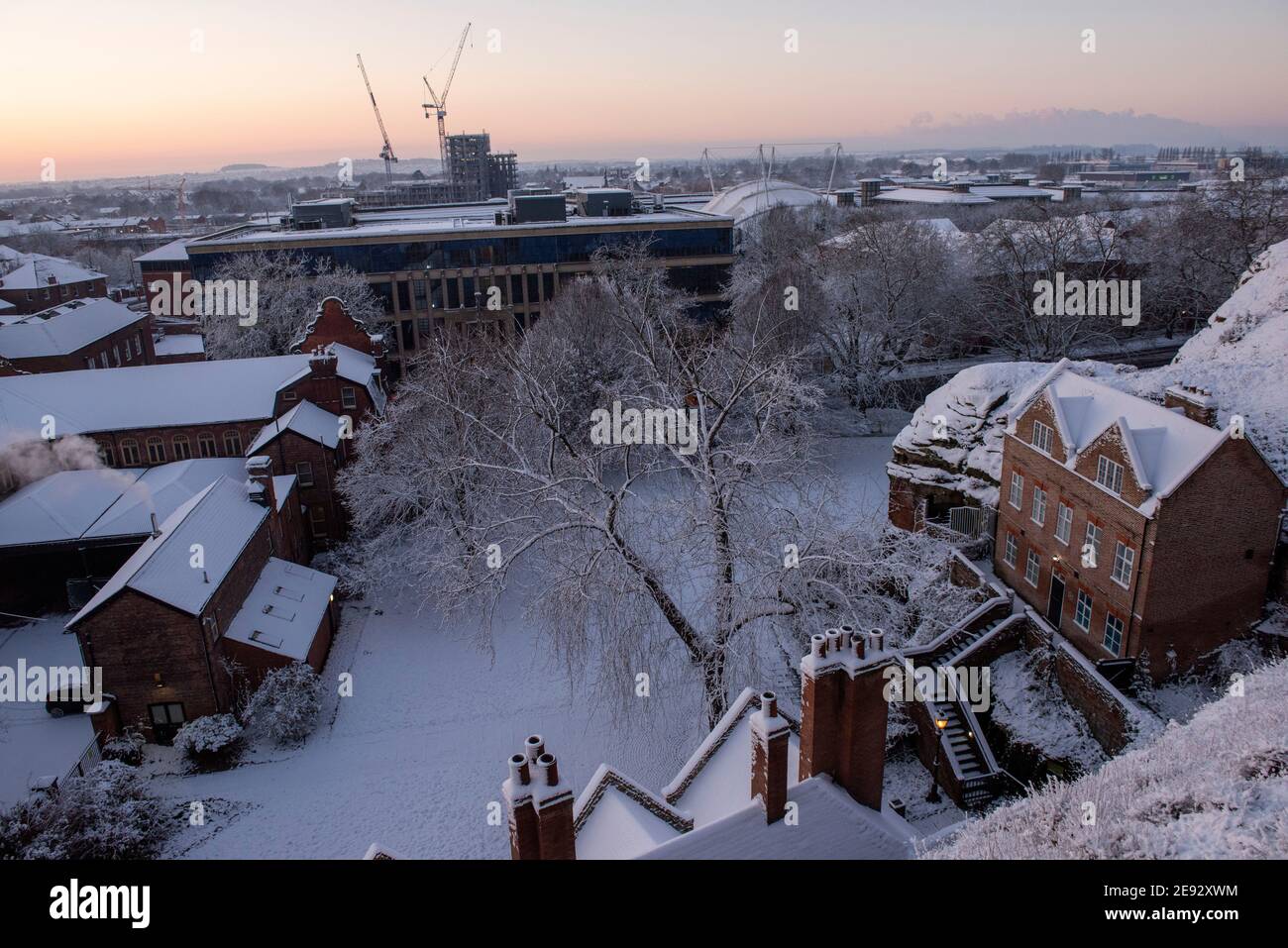 Una vista dall'alba dalla terrazza del Castello di Nottingham, che mostra il Museo Brewhouse Yard e il lato sud della City Beyond, Nottinghamshire England UK Foto Stock