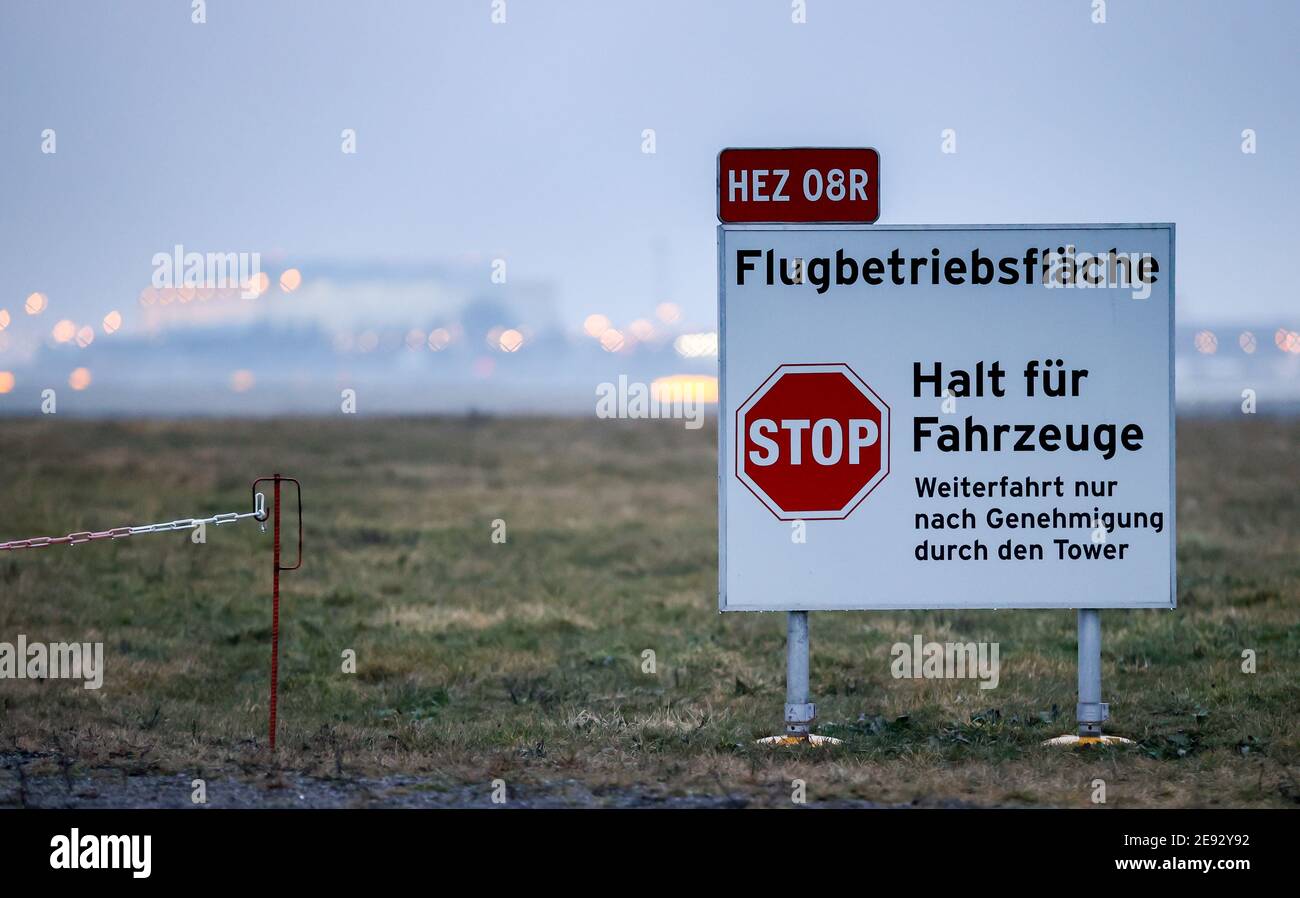 Sassonia, Schkeuditz, 02 febbraio 2021: Un cartello indica l'area operativa del volo all'aeroporto di Lipsia/Halle. L'aeroporto continua a diventare uno dei più importanti centri di trasporto aereo in Europa. Anche se il numero dei passeggeri è diminuito, soprattutto a causa della pandemia di Corona, la portata del carico è aumentata in modo significativo: Nel 2020, è aumentata del 11.7%, raggiungendo appena meno di 1.4 milioni di tonnellate. Solo a dicembre, il trasporto aereo è aumentato del 35%. Credit: dpa Picture Alliance/Alamy Live News Foto Stock