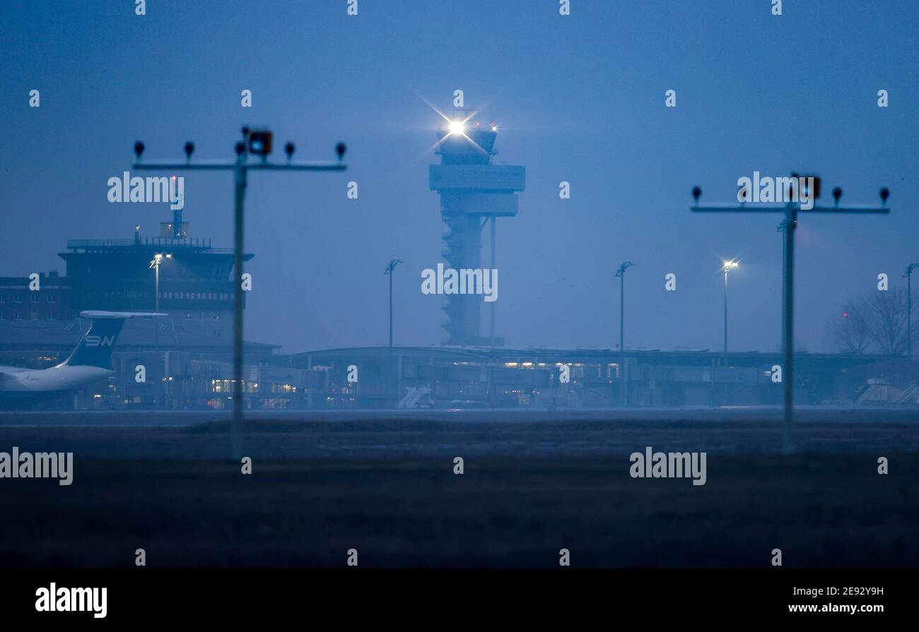 Sassonia, Schkeuditz, 02 febbraio 2021: Il terminal passeggeri dell'aeroporto di Lipsia/Halle è tranquillo al mattino. L'aeroporto continua a diventare uno dei più importanti centri di trasporto aereo in Europa. Anche se il numero dei passeggeri è diminuito, soprattutto a causa della pandemia di Corona, la portata del carico è aumentata in modo significativo: Nel 2020, è aumentata del 11.7%, raggiungendo appena meno di 1.4 milioni di tonnellate. Solo a dicembre, il trasporto aereo è aumentato del 35%. Grazie a una speciale certificazione, i prodotti farmaceutici sensibili possono essere trattati anche in aeroporto, il che potrebbe quindi svolgere un ruolo importante in t Foto Stock