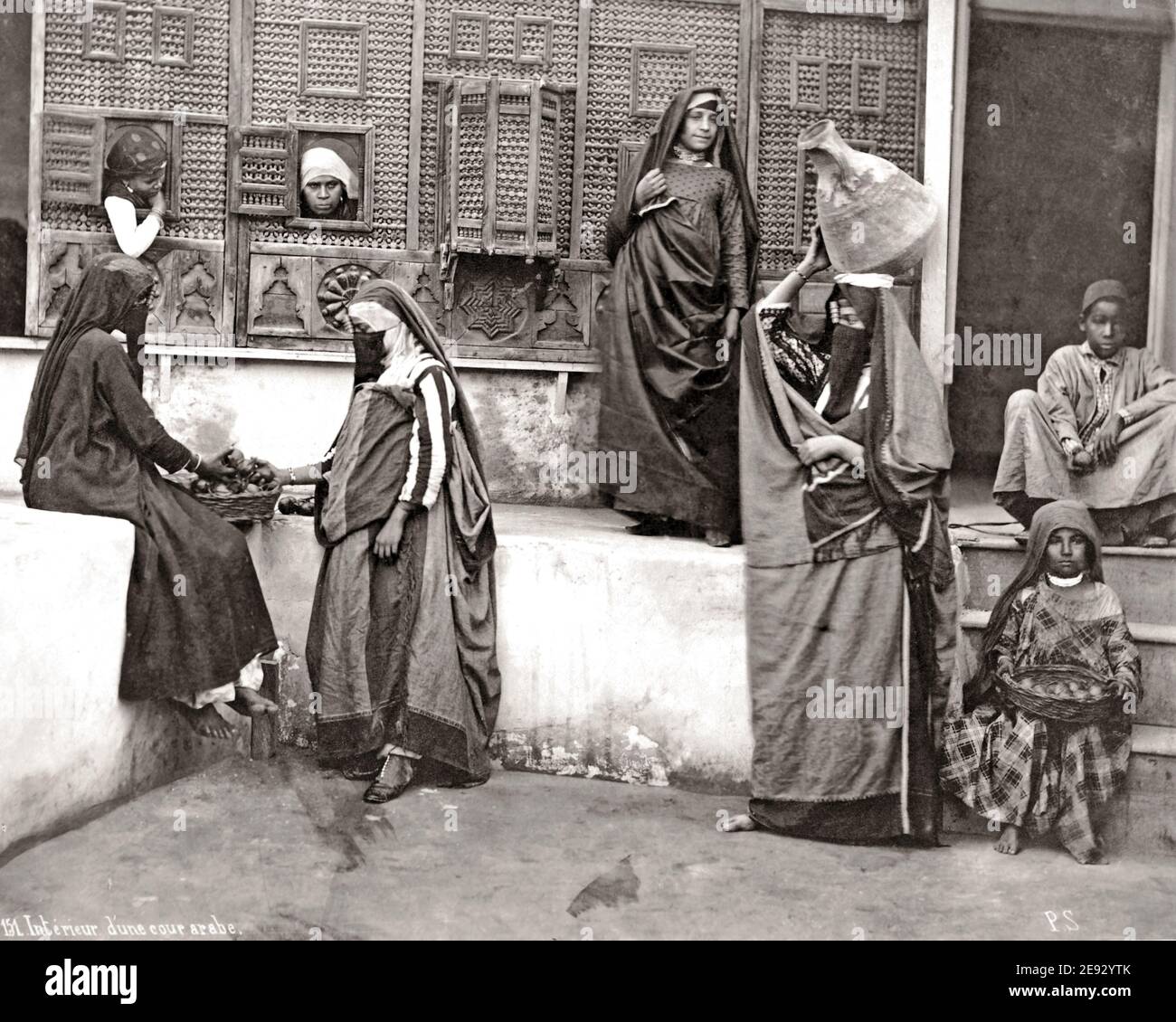 Foto della fine del 19 ° secolo - 'cortile arabo' velato donne e bambini, Egitto Foto Stock