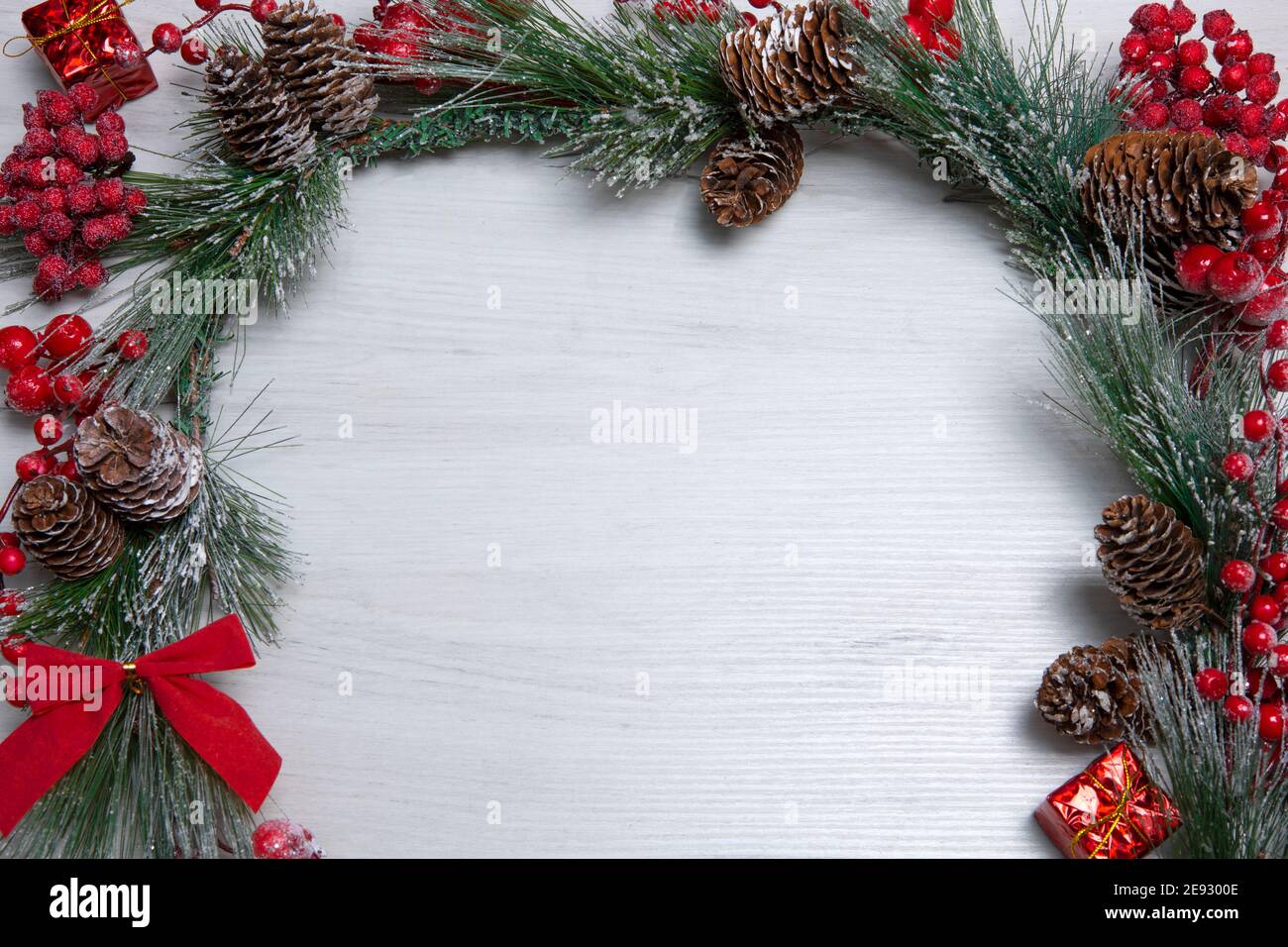 Gli attributi di Capodanno su sfondo bianco, lo sfondo di Capodanno, lo sfondo di una festa di allegria, uno sfondo bianco Foto Stock