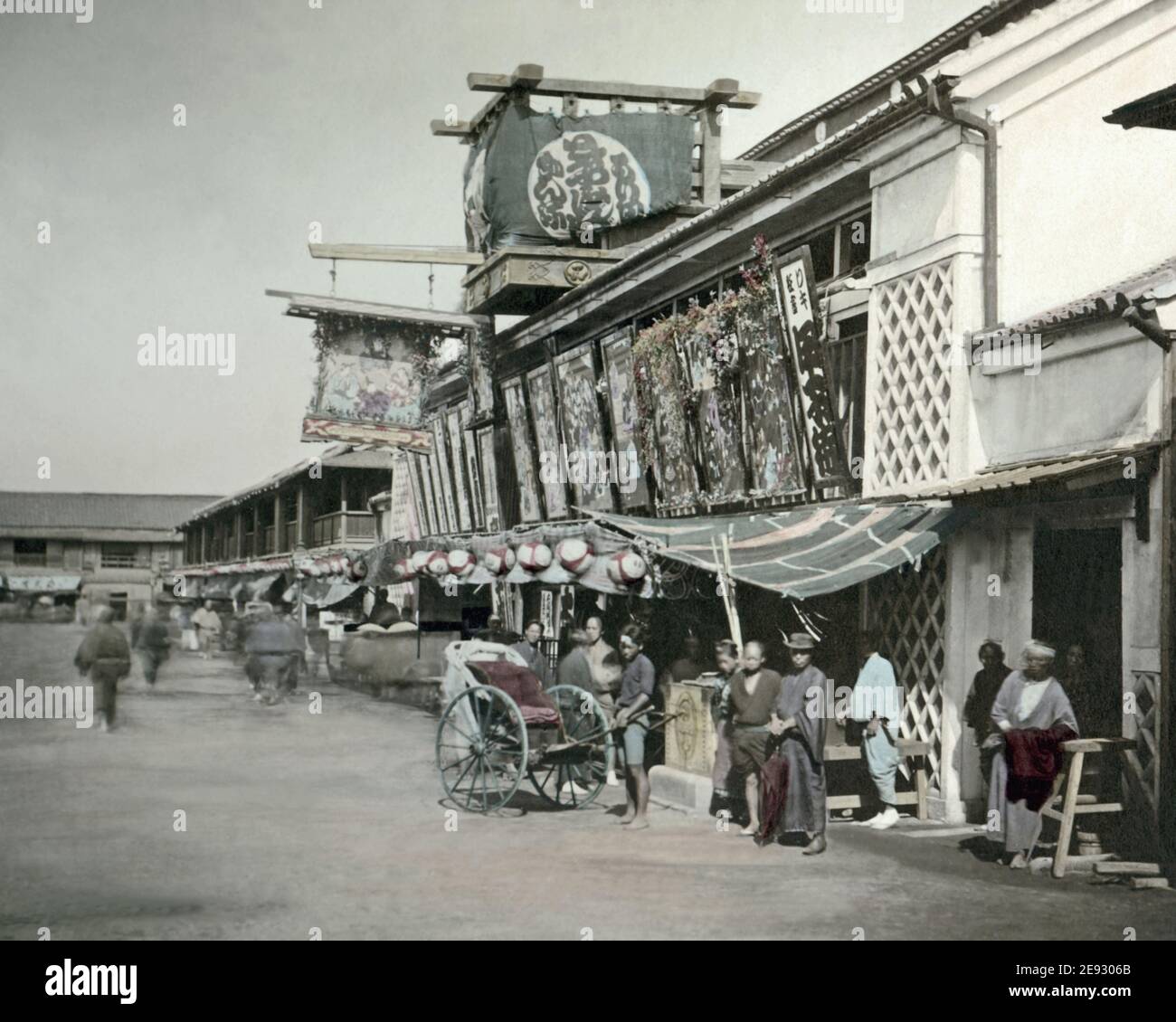 Foto della fine del XIX secolo - scena di strada, Tokyo, risciò e pedoni. Foto Stock