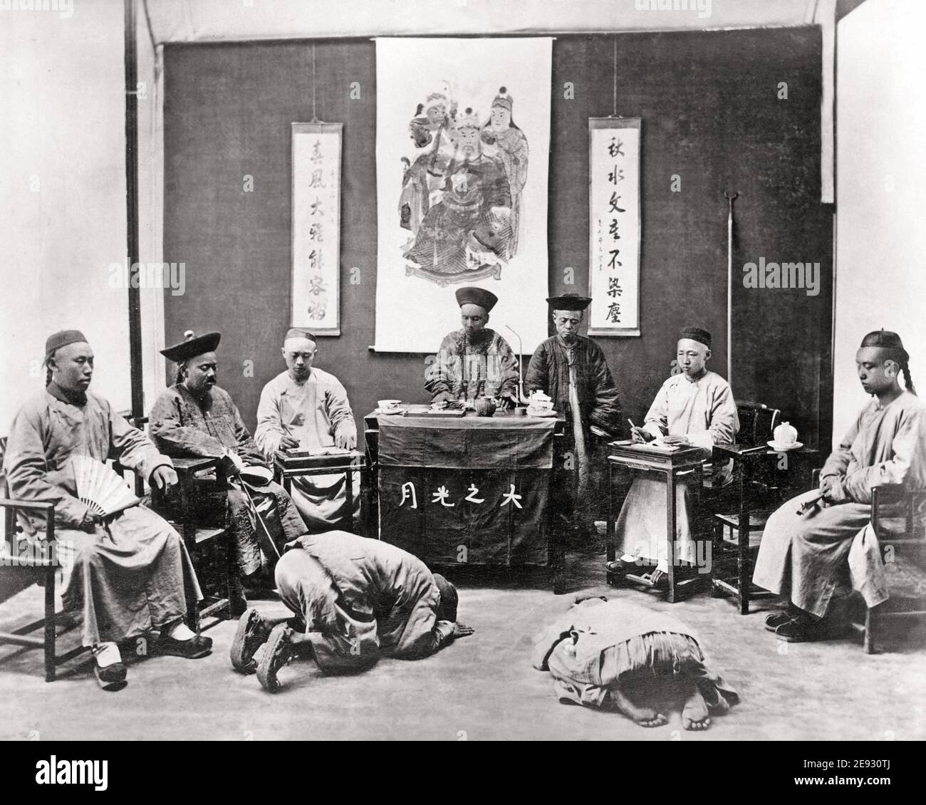 Foto della fine del 19 ° secolo - scena del tribunale, accusato inginocchiato prima di un giudice, Cina. Foto Stock