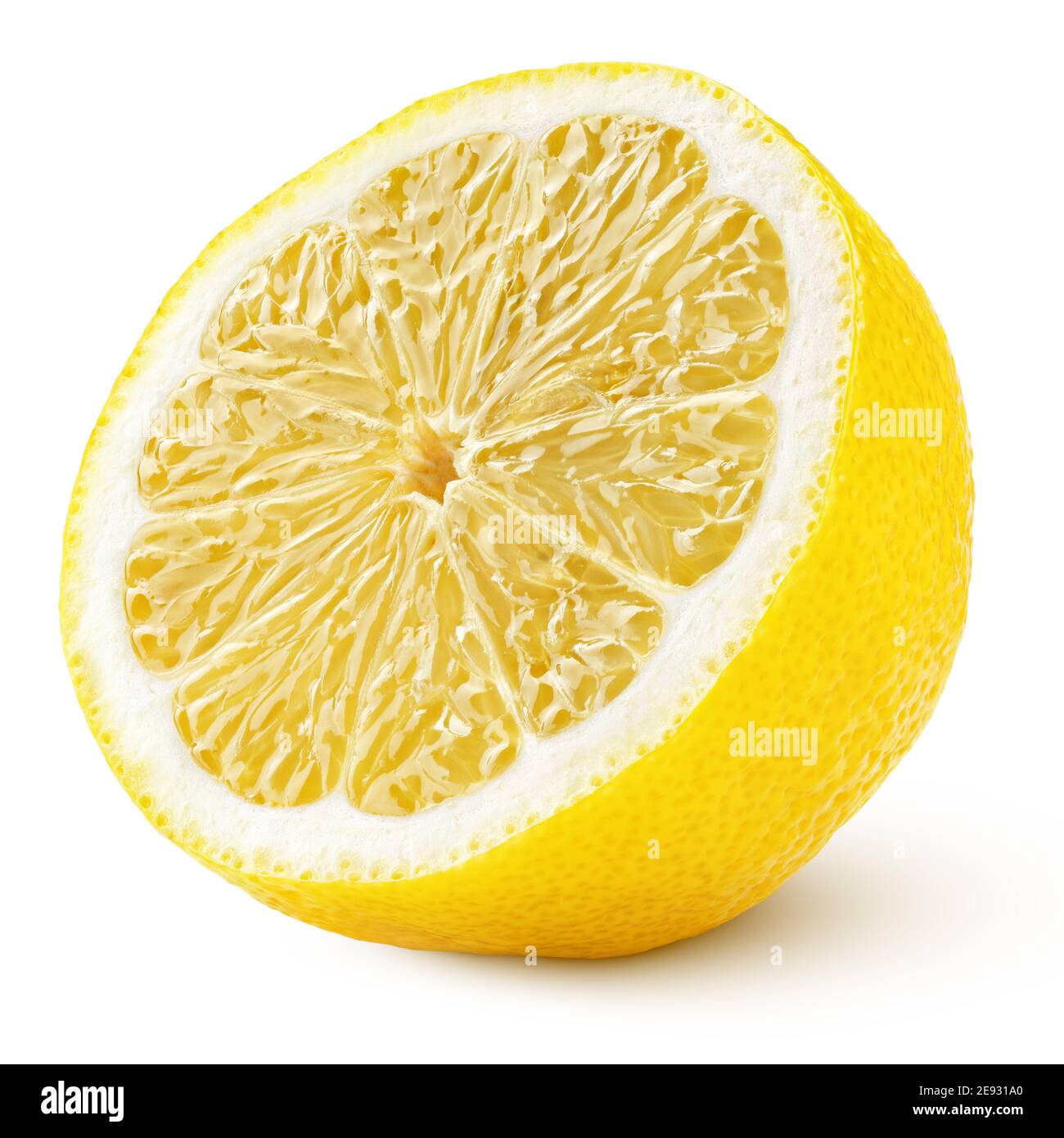 Metà matura di agrumi giallo limone isolato su sfondo bianco con percorso di ritaglio. Profondità di campo completa. Foto Stock